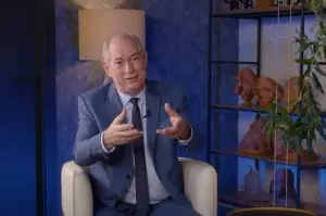 Ciro Gomes, em entrevista ao MyNews. Ele está sentado e usa terno
