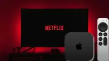 Imagem de uma televisão com a Netflix e um dispositivo Apple Tv na frente