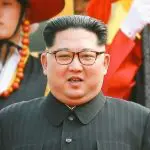 A Coreia do Norte também restringe o uso de óculos de sol e o consumo de álcool em taças, todos considerados costumes sul-coreanos