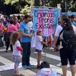 O bloco, na parada gay, carregava cartazes com o dizeres: ‘crianças trans existem’