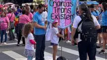O bloco, na parada gay, carregava cartazes com o dizeres: ‘crianças trans existem’