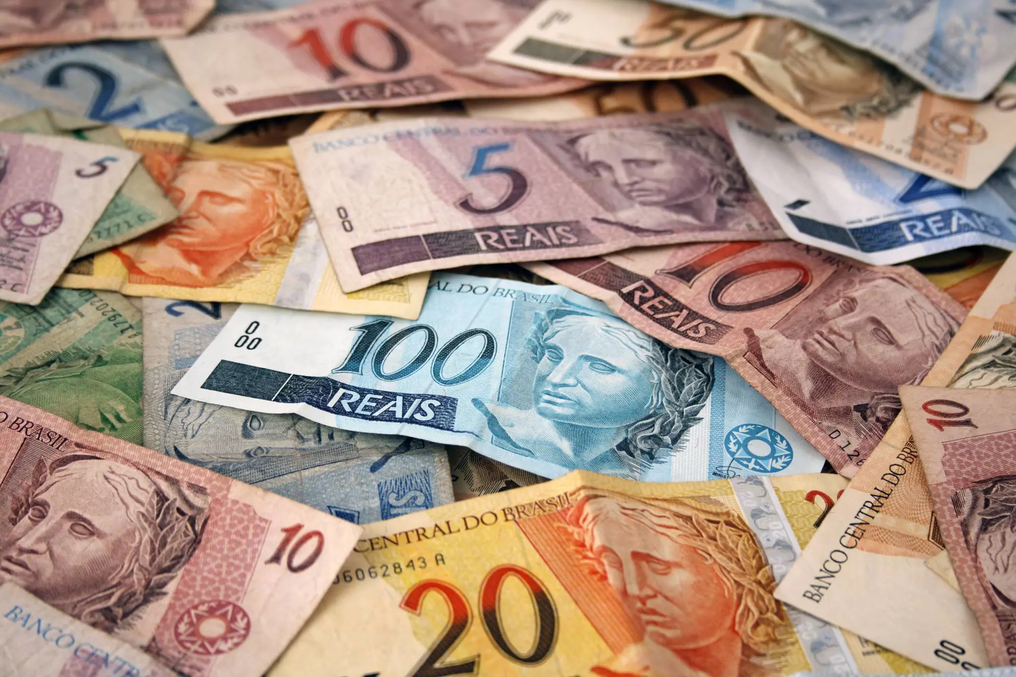 Cédulas de dinheiro em reais representam o déficit do governo