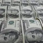 Diversas notas de dólar, moeda oficial dos Estados Unidos. Elas são verdes e têm o rosto de Abraham Lincoln