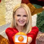 Imagem da Eliana segurando estátua do logotipo da Rede Globo