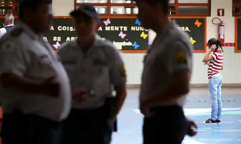 Policiais militares em escola pública de São Paulo