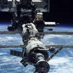 A espaçonave da Estação Espacial Internacional. Ao fundo, o planeta Terra