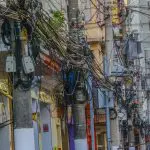 Poste cheios de fios de energia elétrica em São Paulo