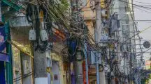 Poste cheios de fios de energia elétrica em São Paulo