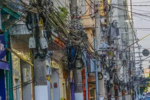 Poste cheios de fios de energia elétrica em São Paulo