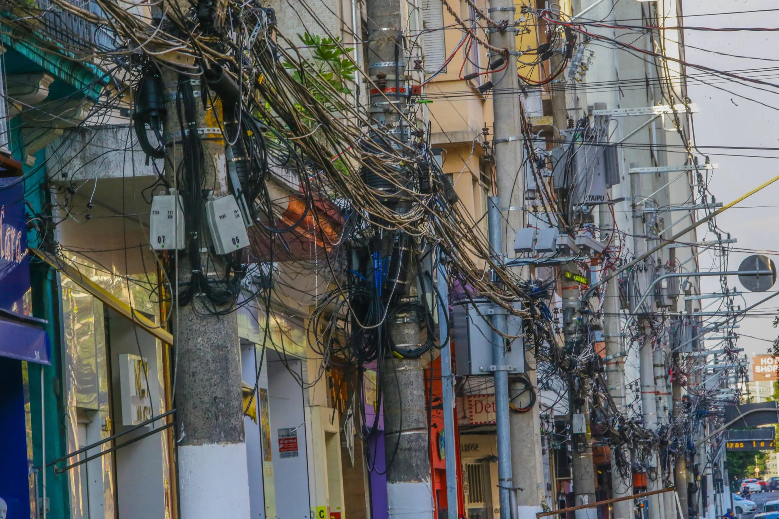 Poste cheios de fios de energia elétrica em São Paulo