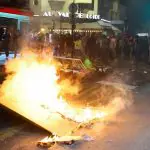 Barricada queima, enquanto manifestantes protestam contra o partido de direita francês Reagrupamento Nacional (RN) – 30/6/2024 | Foto: Fabrizio Bensch/Reuters