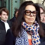 Françoise Bettencourt Meyers, gestora da marca de cosméticos L'Óreal, aparece de paletó, cachecol e óculos escuros
