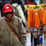 Pessoa com blusa de frio durante inverno em São Paulo