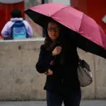 Mulher com frio em São Paulo