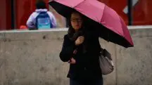 Mulher com frio em São Paulo