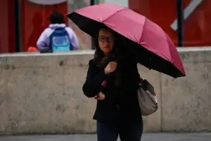 Mulher com frio em São Paulo