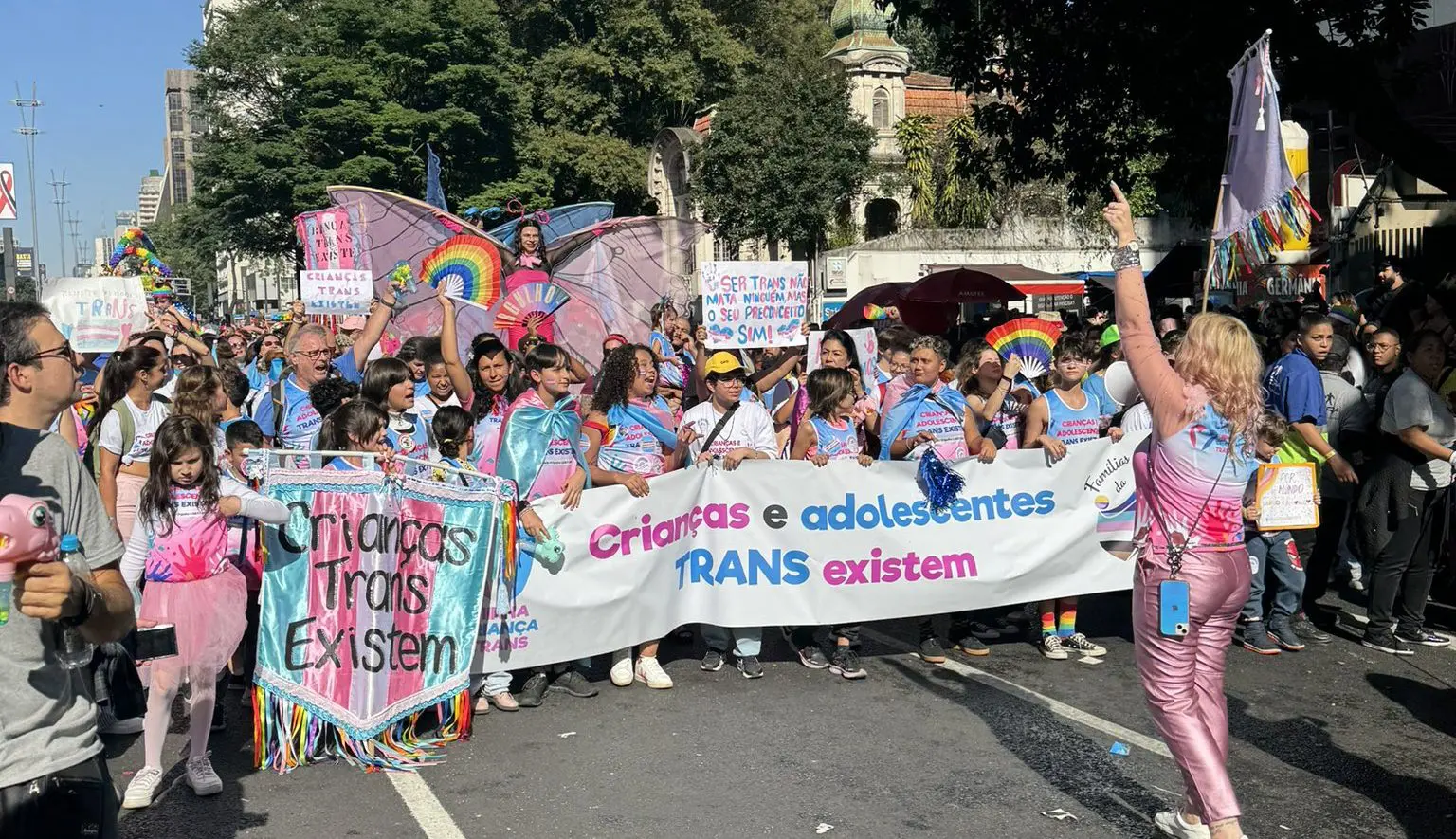 parada gay 2024 em São Paulo tem bloco crianças trans