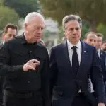 Ministro israelense Yoav Gallant em encontro com Blinken
