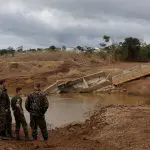 Militares do Exército, à beira de uma ponte que desabou durante as enchentes do Rio Taquari, em Arroio do Meio, Rio Grande do Sul - 20/5/2024 | Foto: Amanda Perobelli/Reuters