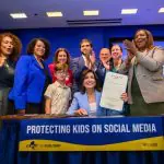 Governadora de Nova York sanciona lei de proteção às crianças na internet