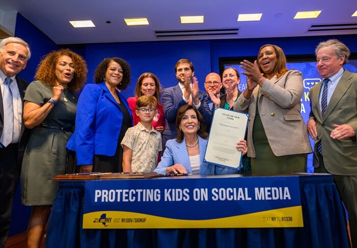 Governadora de Nova York sanciona lei de proteção às crianças na internet