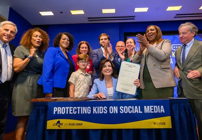 Governadora de Nova York sanciona lei de proteção às crianças na internet