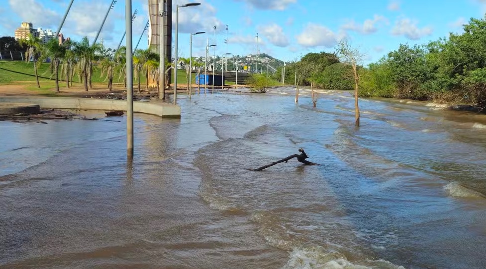 A região da orla ficou alagada por causa do Lago Guaíba | Foto: Divulgação/Fernando Oliveira