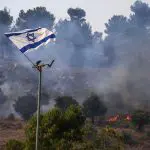 Uma visão de arbustos queimando, depois do lançamento de mísseis na fronteira entre Israel e Líbano - 12/6/2024 | Foto: Aval Margolin/Reuters