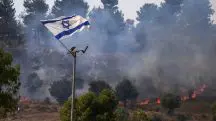 Uma visão de arbustos queimando, depois do lançamento de mísseis na fronteira entre Israel e Líbano - 12/6/2024 | Foto: Aval Margolin/Reuters