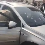 A polícia encontrou um carro prata com várias marcas de tiro | Foto: Reprodução/Redes sociais