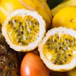 O maracujá pode ser consumido fresco, mas tem grande importância para a indústria na transformação de polpa, suco, sorvetes e licores | Foto: Reprodução/Freepik