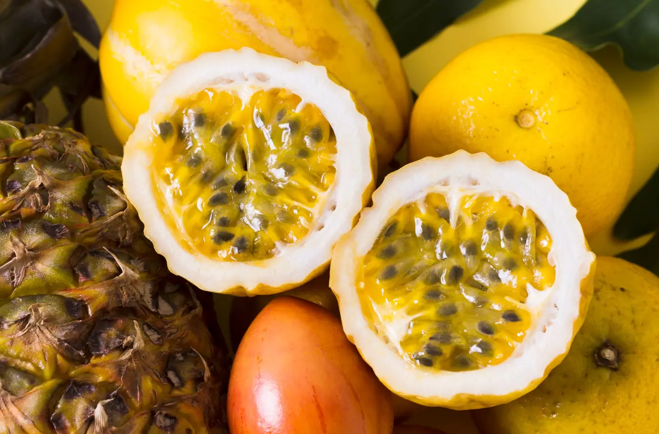 O maracujá pode ser consumido fresco, mas tem grande importância para a indústria na transformação de polpa, suco, sorvetes e licores | Foto: Reprodução/Freepik