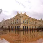 Mercado Municipal de Porto Alegre fica rodeado por água durante enchente