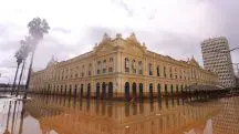 Mercado Municipal de Porto Alegre fica rodeado por água durante enchente