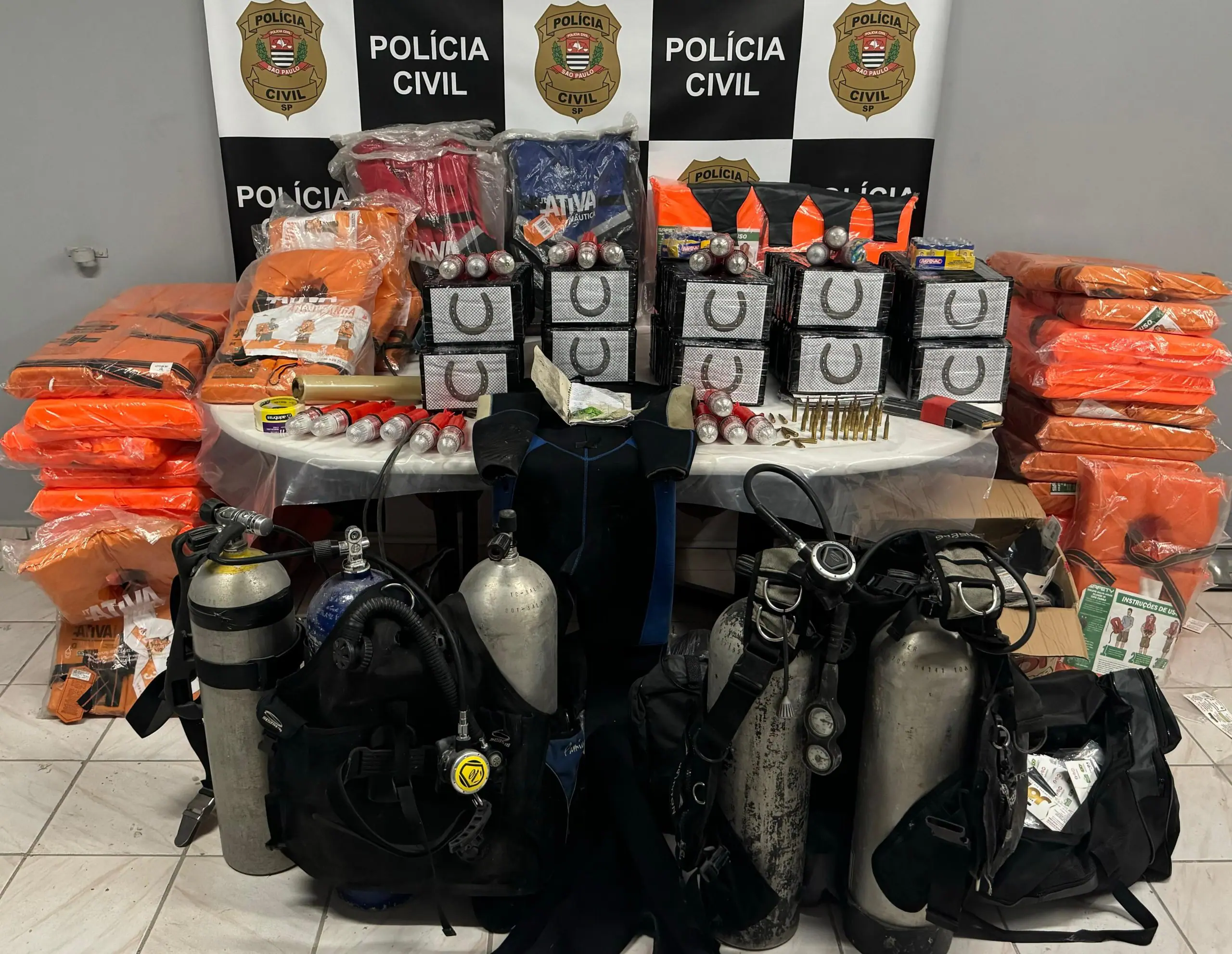 Polícia Civil apreende drogas e armas em Guarujá e Santos