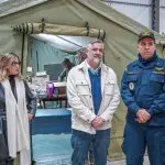 Paulo Pimenta está ao lado da primeira-dama Janja da Silva, à frente a uma barraca do Exército. Ele é ministro extraordinário do RS