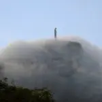 Nevoeiro na Estátua do Cristo Redentor, no Rio de Janeiro