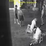 Nefo, prestes a ser assassinado, a poucos metros de um dos algozes e de outros presos, rezando | Foto: Reprodução/Redes sociais