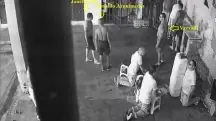 Nefo, prestes a ser assassinado, a poucos metros de um dos algozes e de outros presos, rezando | Foto: Reprodução/Redes sociais