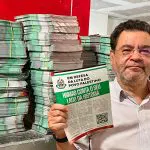 A imagem mostra o presidente do PCO, Rui Costa Pimenta, segurando um dos panfletos em homenagem ao grupo terrorista Hamas