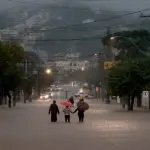 Cidadãos andam em área alagada no bairro Cavalhada, depois de fortes chuvas em Porto Alegre - 23/5/2024 | Foto: Diego Vara/Reuters