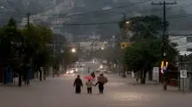 Cidadãos andam em área alagada no bairro Cavalhada, depois de fortes chuvas em Porto Alegre - 23/5/2024 | Foto: Diego Vara/Reuters