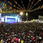 Prefeitos sobem nos palcos nas festas pelo Brasil
