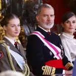 Princesa da Espanha, ao lado dos pais, rei e rainha