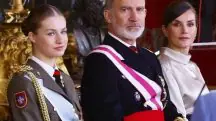 Princesa da Espanha, ao lado dos pais, rei e rainha