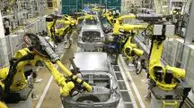 Montadora de veículos Hyundai em trabalho de fabricação de carros. Diversos robôs e "esqueletos" de carros estão na imagem