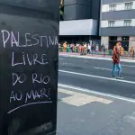 Grafite em protesto pela Palestina e contra Israel, na Avenida Paulista, em São Paulo. Na foto, está escrito Palestina livre do rio ao mar; g20