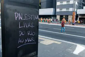 Grafite em protesto pela Palestina e contra Israel, na Avenida Paulista, em São Paulo. Na foto, está escrito Palestina livre do rio ao mar; g20