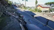 Chuvas provocam desmoronamento em rua de Gramado, no Rio Grande do Sul
