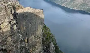 Penhasco na Noruega, local onde foi filmado o filme Missão Impossível - Fallout, estrelado por Tom Cruise